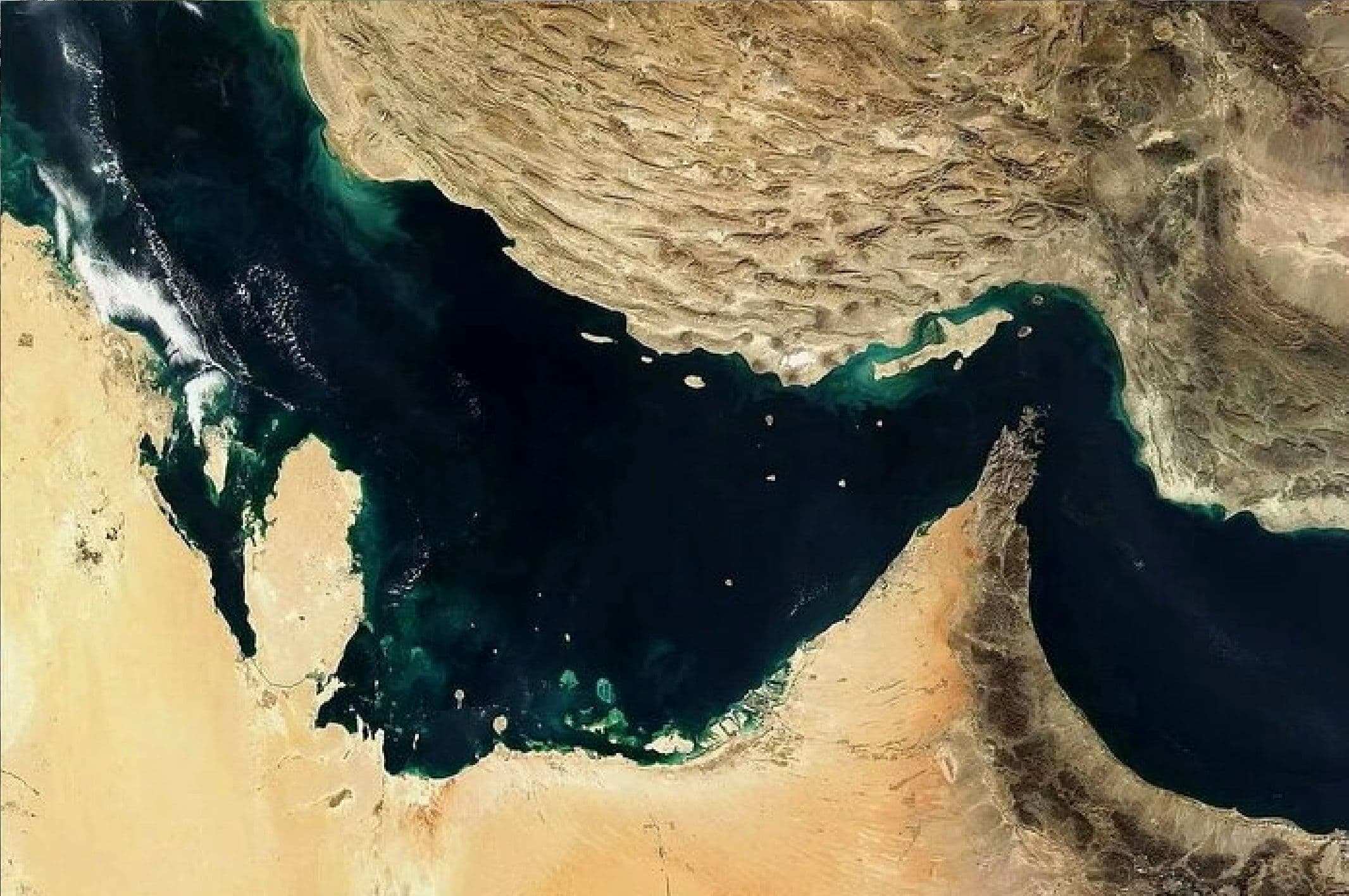 یک نفتکش در تنگه هرمز هدف حمله قرار گرفت
