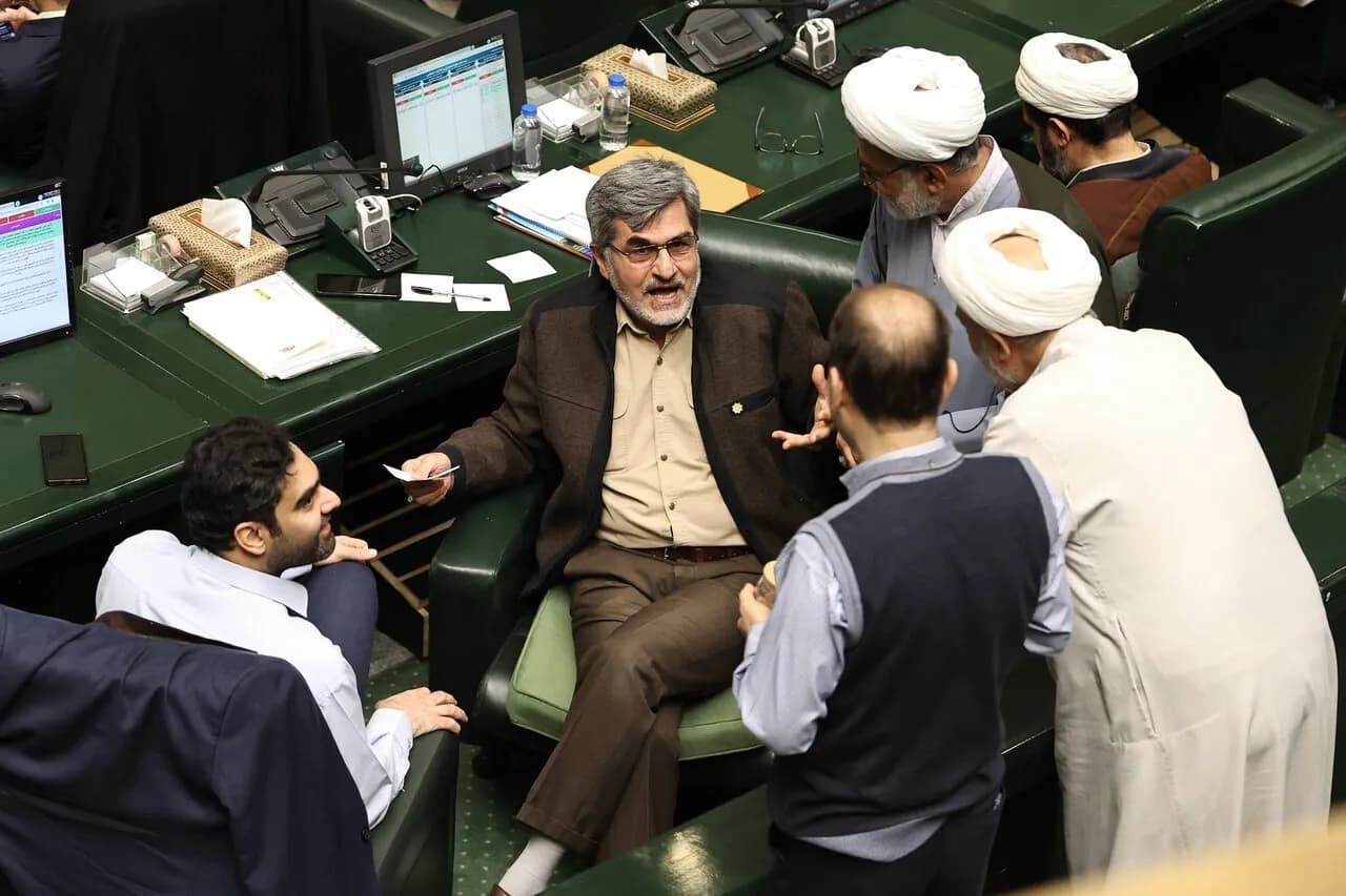 حواشی مجلس تمامی ندارد/ اطلاعات: برخی نمایندگان باید در رفتار خویش تأمل کنند/ چرا نخبگان را از بازگشت به کشور منصرف میکنید؟